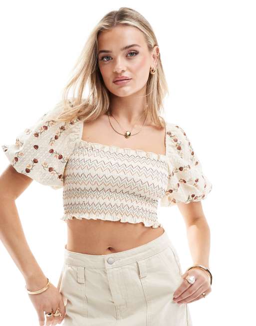 ASOS DESIGN – Biały top z marszczonym dekoltem i bufkami z haftowanym wzorem