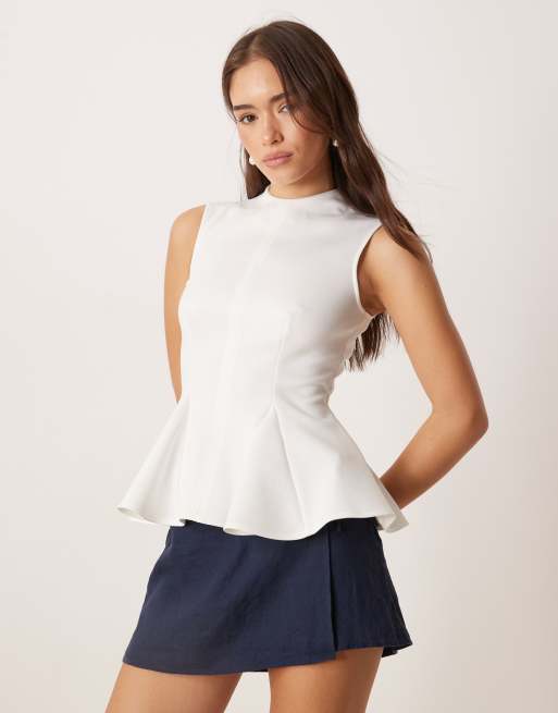 ASOS DESIGN – Biały top z zakładkami, baskinką i zabudowanym dekoltem z tkaniny scuba