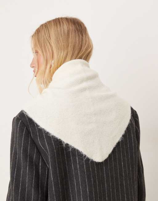 ASOS DESIGN – Biały trójkątny szalik z puszystej dzianiny, 3 z 3