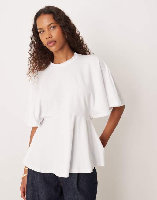 ASOS DESIGN – Biały zwężany w talii T-shirt z rozkloszowanymi rękawami i baskinką