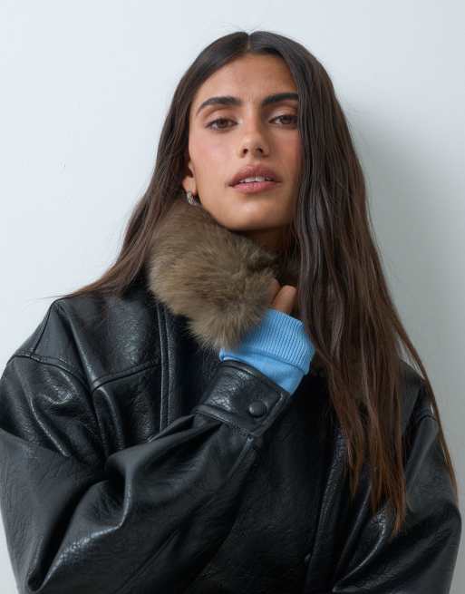 ASOS DESIGN bikerjacka i läderimitation med brun fuskpälskrage i svart, 2 av 4