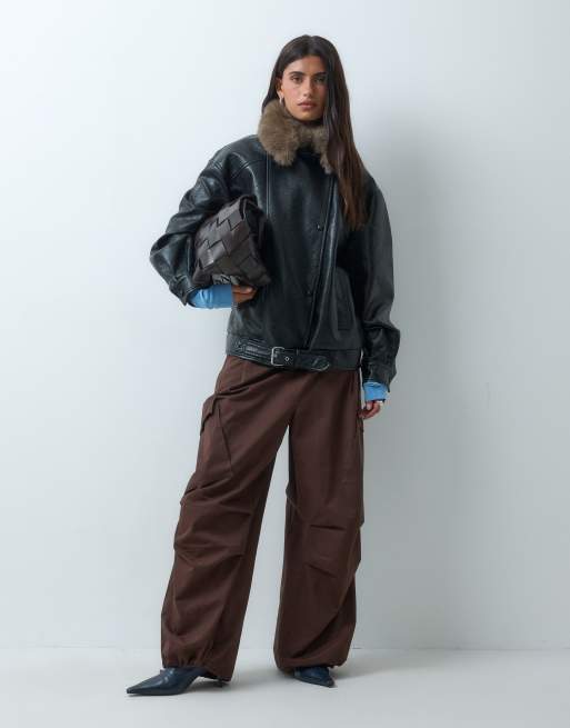 ASOS DESIGN bikerjacka i läderimitation med brun fuskpälskrage i svart, 4 av 4