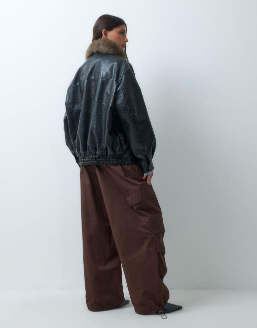 ASOS DESIGN Bikerjacke in Lederoptik mit Kunstfellkragen in Schwarz, 3 von 4