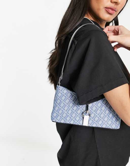 ASOS DESIGN – Blå axelväska av denim med monogrammönster i 90-talsstil