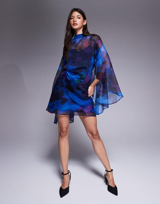 ASOS DESIGN – Blå, blommig miniklänning med hög krage, drapering framtill och stora cape-ärmar, 3 av 4