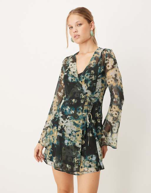 ASOS DESIGN – Blå, blurrigt blommig miniklänning med omlottdesign och knytning, 2 av 4