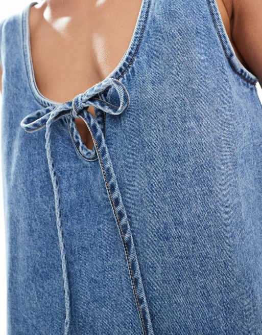 ASOS DESIGN - Blå denim-minikjole i mellemvask med dyb rund hals og sløjfedetalje, 3 af 4