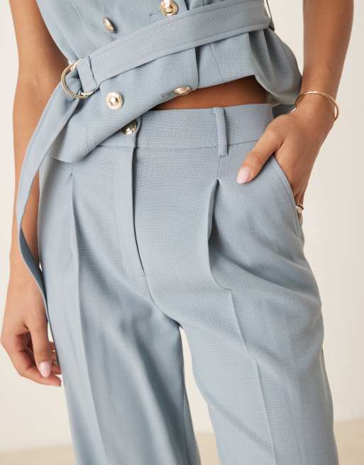 ASOS DESIGN – Blå, figursydda byxor i satin med raka ben och guldknappar, del av set, 2 av 5