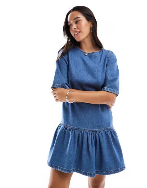 ASOS DESIGN – Blå, kort t-shirtklänning i denim med sänkt midja och mellanljus tvätt - view 1