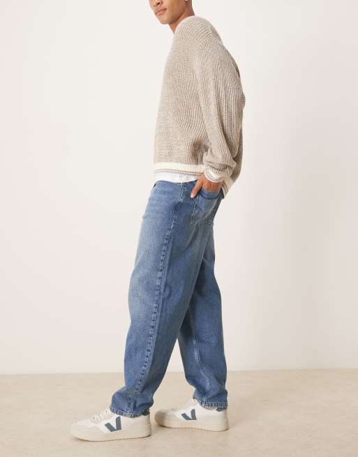 ASOS DESIGN – Blå, lediga jeans med rak passform, råskuren fåll och mellanljus tvätt, 2 av 5