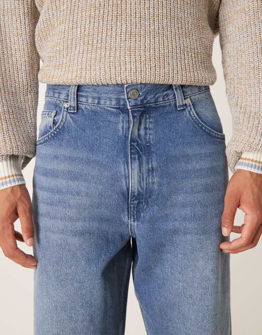 ASOS DESIGN – Blå, lediga jeans med rak passform, råskuren fåll och mellanljus tvätt, 4 av 5
