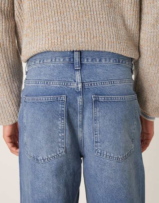 ASOS DESIGN – Blå, lediga jeans med rak passform, råskuren fåll och mellanljus tvätt, 5 av 5