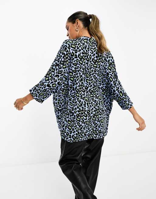ASOS DESIGN – Blå, leopardmönstrad skjorta i oversize med långa ärmar, 3 av 4