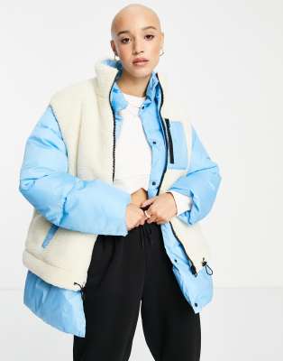 ASOS DESIGN – Blå och gräddvit vadderad pufferjacka med avtagbar teddyväst