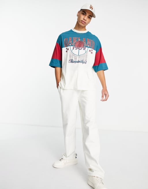 ASOS DESIGN – Blå och naturvit, blockfärgad t-shirt i oversize med Oakland-tryck, 4 av 4