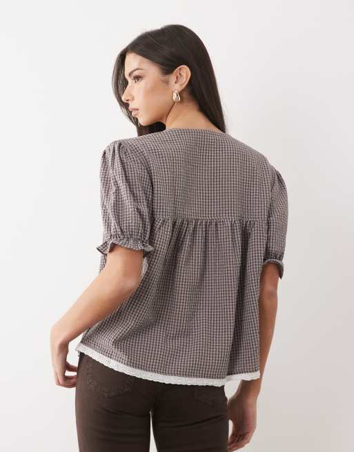 ASOS DESIGN - Blå og brun babydoll-bluse med pufærmer, blondekanter og tern, 2 af 4