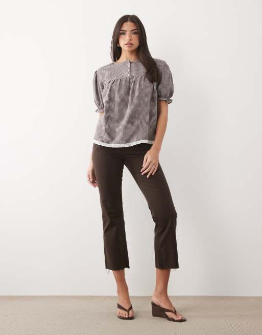 ASOS DESIGN - Blå og brun babydoll-bluse med pufærmer, blondekanter og tern, 3 af 4