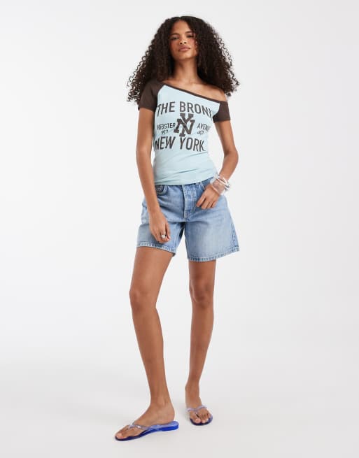 ASOS DESIGN - Blå og chokoladebrun figursyet offshoulder-T-shirt med New York-grafik, 3 af 4