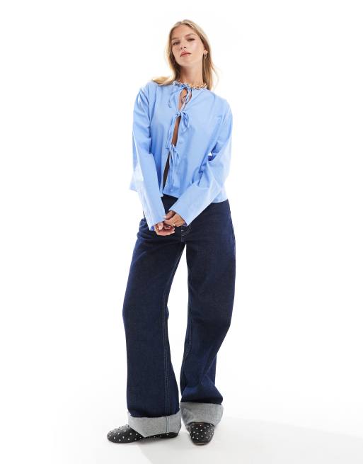 ASOS DESIGN - Blå og langærmet bluse med bindebånd fortil i poplin, 2 af 4