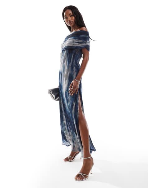 ASOS DESIGN – Blå, skimrande maxiklänning med bandeauringning, slits och abstrakt mönster - view 1