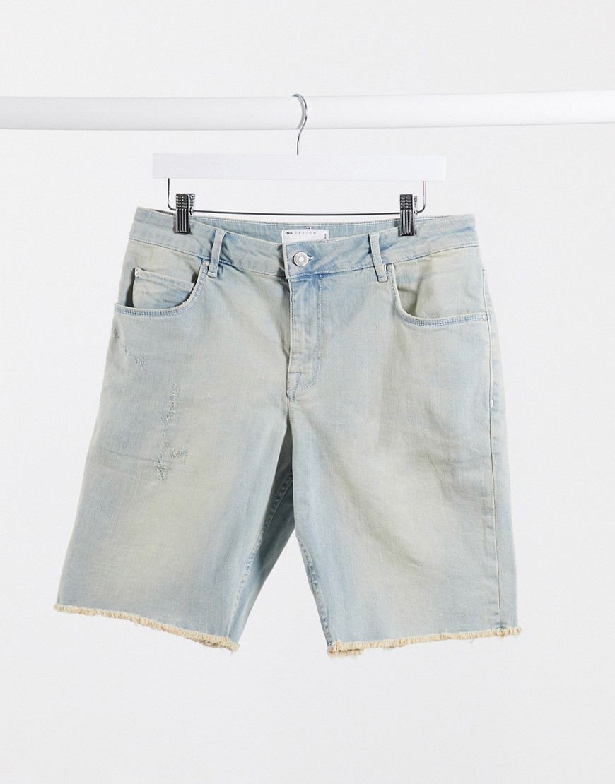 ASOS DESIGN – Blå slitna shorts med smal passform, ljus tvätt och råskuren fåll