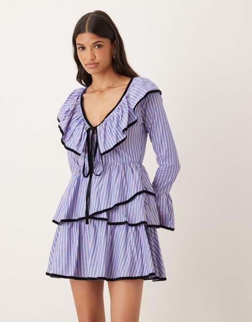 ASOS DESIGN - Blå smock-minikjole med V-hals, bindebånd over brystet, kontrasterende velourkant og striber, 2 af 4