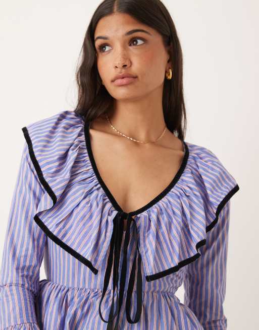ASOS DESIGN - Blå smock-minikjole med V-hals, bindebånd over brystet, kontrasterende velourkant og striber, 4 af 4