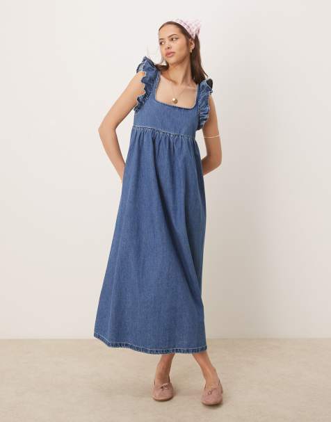 ASOS DESIGN – Blå, smockad maxi-jeansklänning i mellanljus tvätt med rosett baktill - view 1