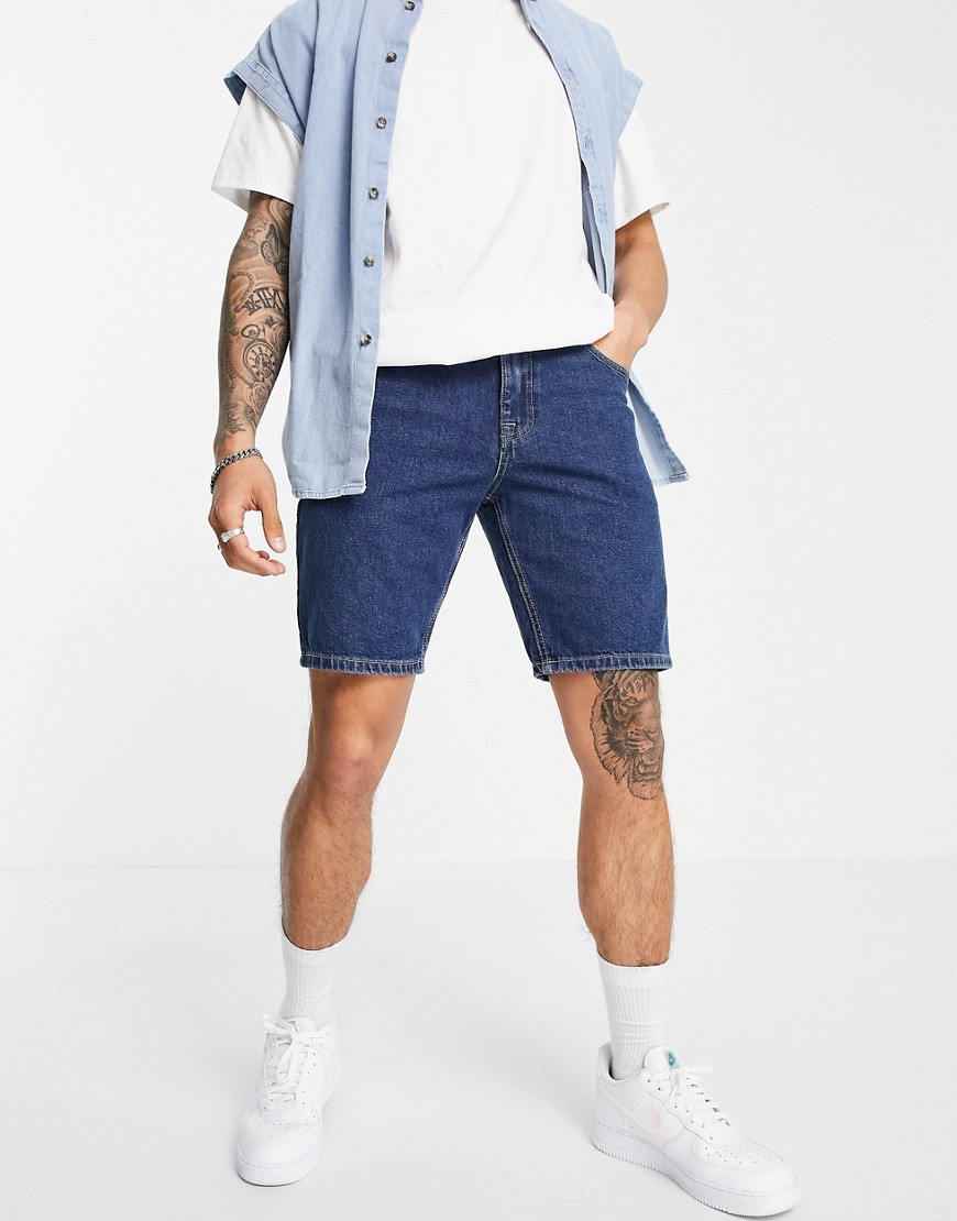 ASOS DESIGN – Blå stentvättade jeansshorts med smal passform