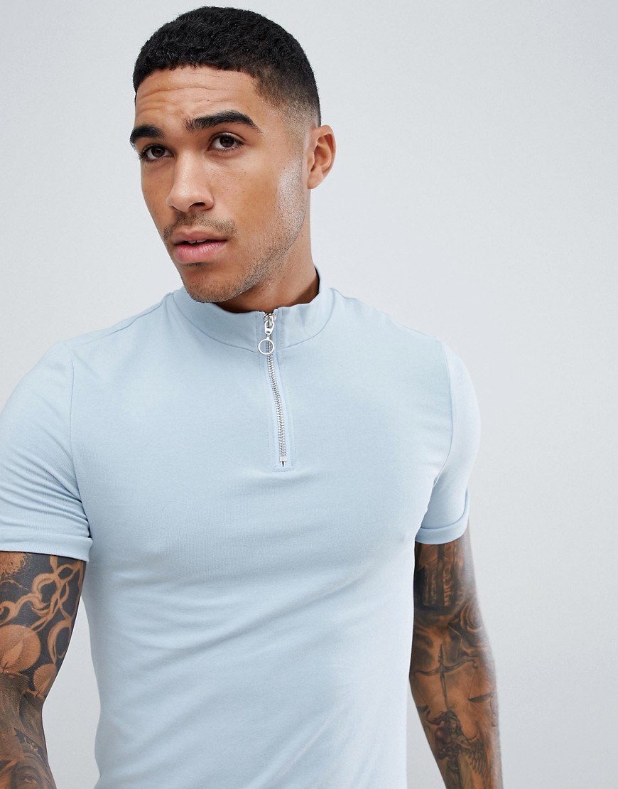 ASOS DESIGN – Blå stretchig t-shirt i muscle fit-modell med halvpolokrage och dragkedja