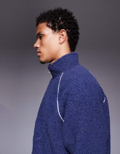 ASOS DESIGN - Blå sweatshirt med ståkrave og print på brystet i imiteret lammeskind , 4 af 5
