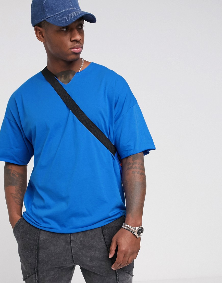 ASOS DESIGN – Blå t-shirt med råskuren hals i oversize-modell