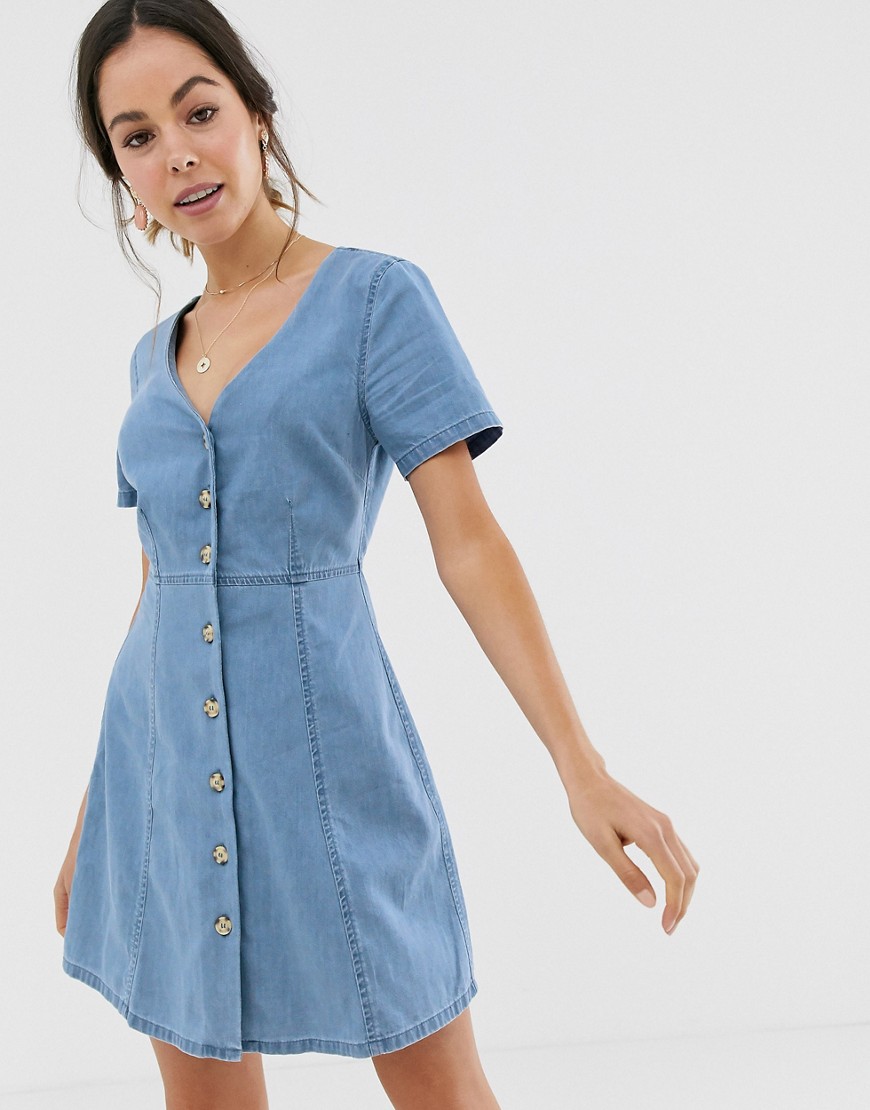 ASOS DESIGN – Blå tea-klänning i denim med knappar i hornimitation