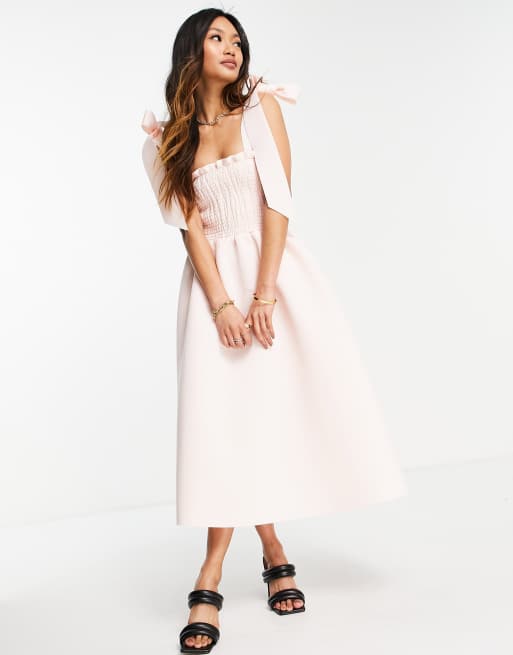 ASOS DESIGN – Bladoróżowa sukienka midi z marszczeniem i kokardami na bal maturalny