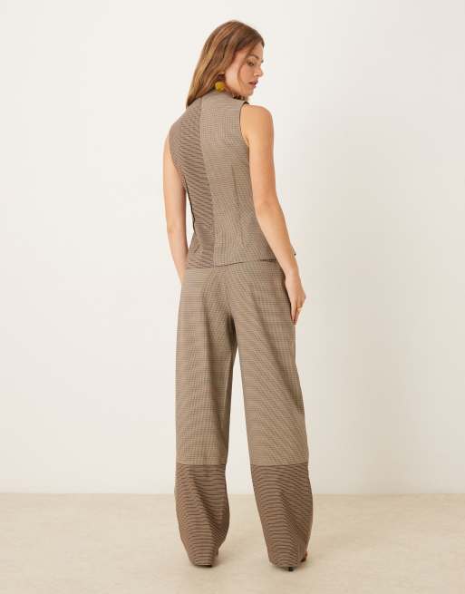 ASOS DESIGN – Blandrutiga, figursydda byxor med barrelben, del av set, 2 av 5