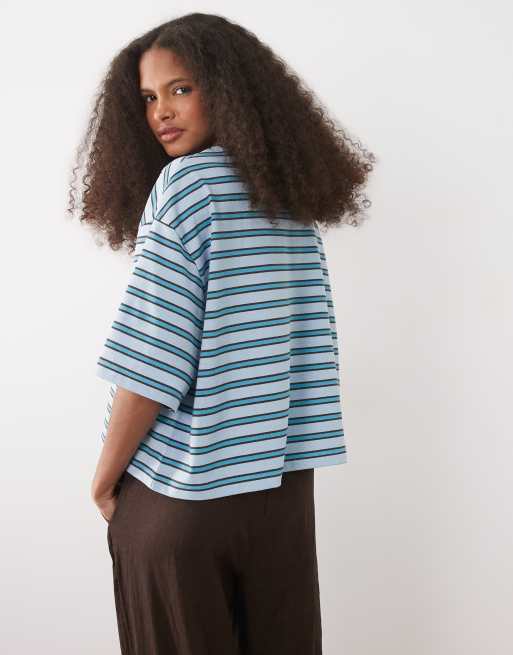 ASOS DESIGN – Blårandig crop top med boxig passform och kontrastfärgad halsringning, 2 av 4