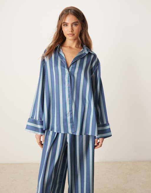 ASOS DESIGN – Blårandig pyjamas i satin och oversize med skjorta och byxor, 4 av 4