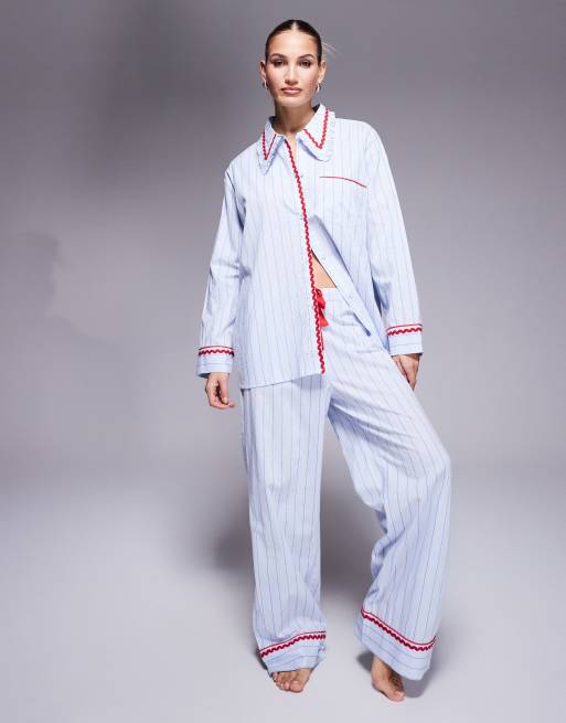 ASOS DESIGN – Blårandig pyjamas i vävt material med uddkanter och presentpåse, 3 av 5