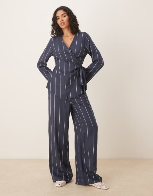 ASOS DESIGN – Blårandigt set med omlottopp och vida byxor