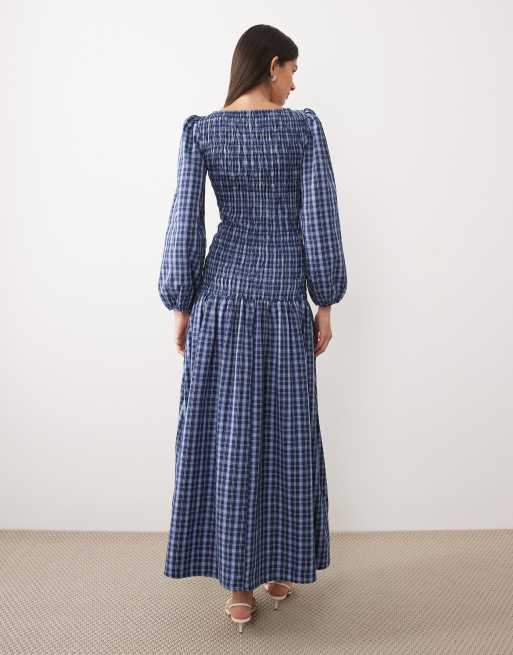 ASOS DESIGN – Blårutig, smockad maxiklänning med långa ärmar, 4 av 4