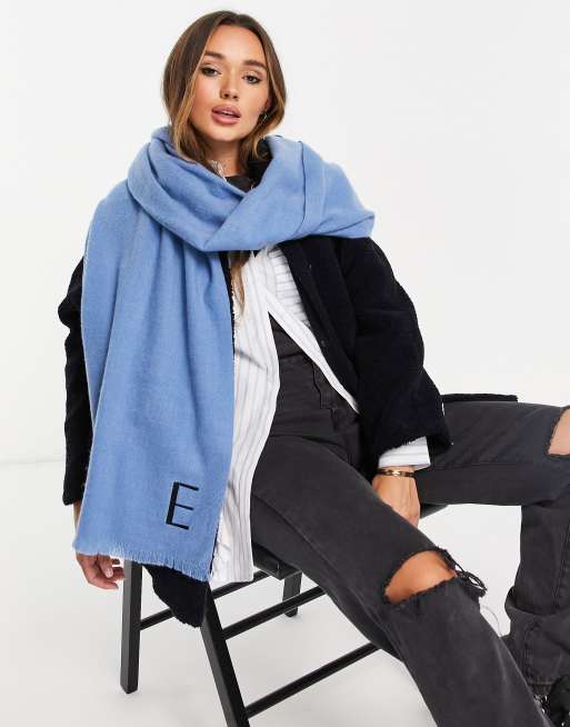 ASOS DESIGN - Blåt personaliseret tørklæde med initialet E - SORT