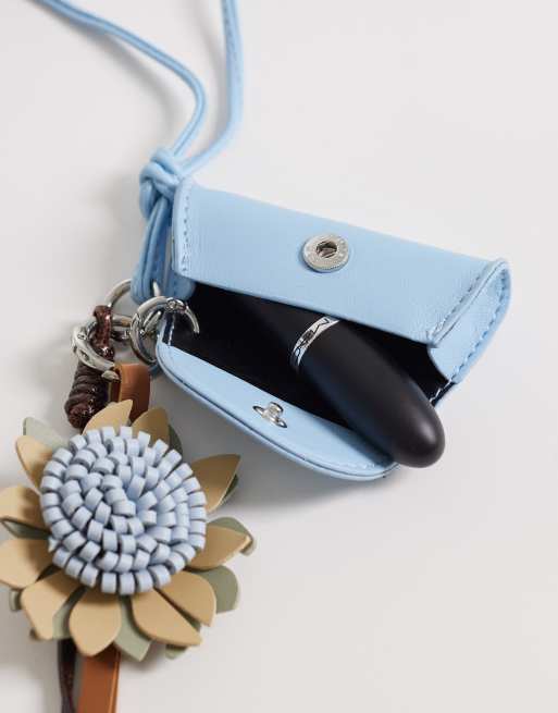 ASOS DESIGN – Blått halsband med blomma och läppstiftsfodral med berlocker, 2 av 4
