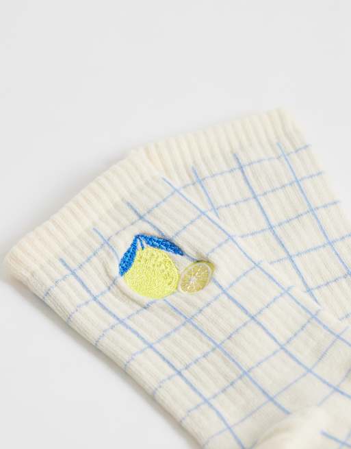 ASOS DESIGN – Blau karierte Knöchelsocken mit Zitronenstickerei, 2 von 3