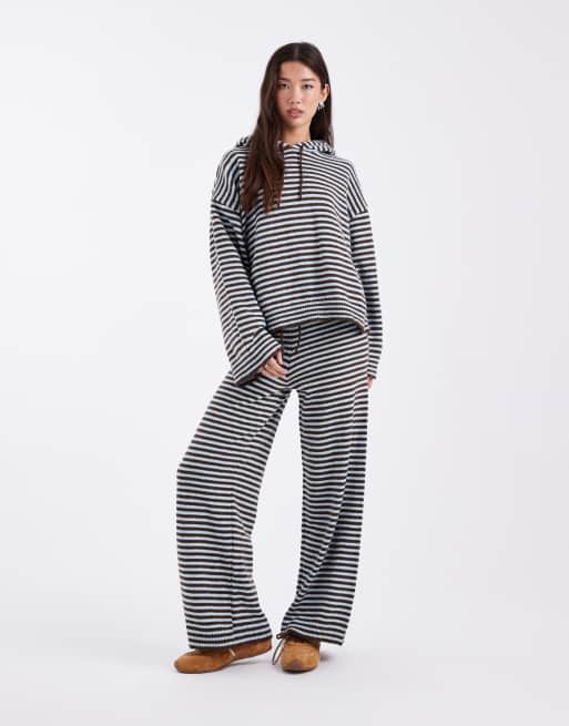 ASOS DESIGN – Blau und Braun gestreifter Kapuzenpullover aus flauschigem Strick, Kombiteil, 3 von 4