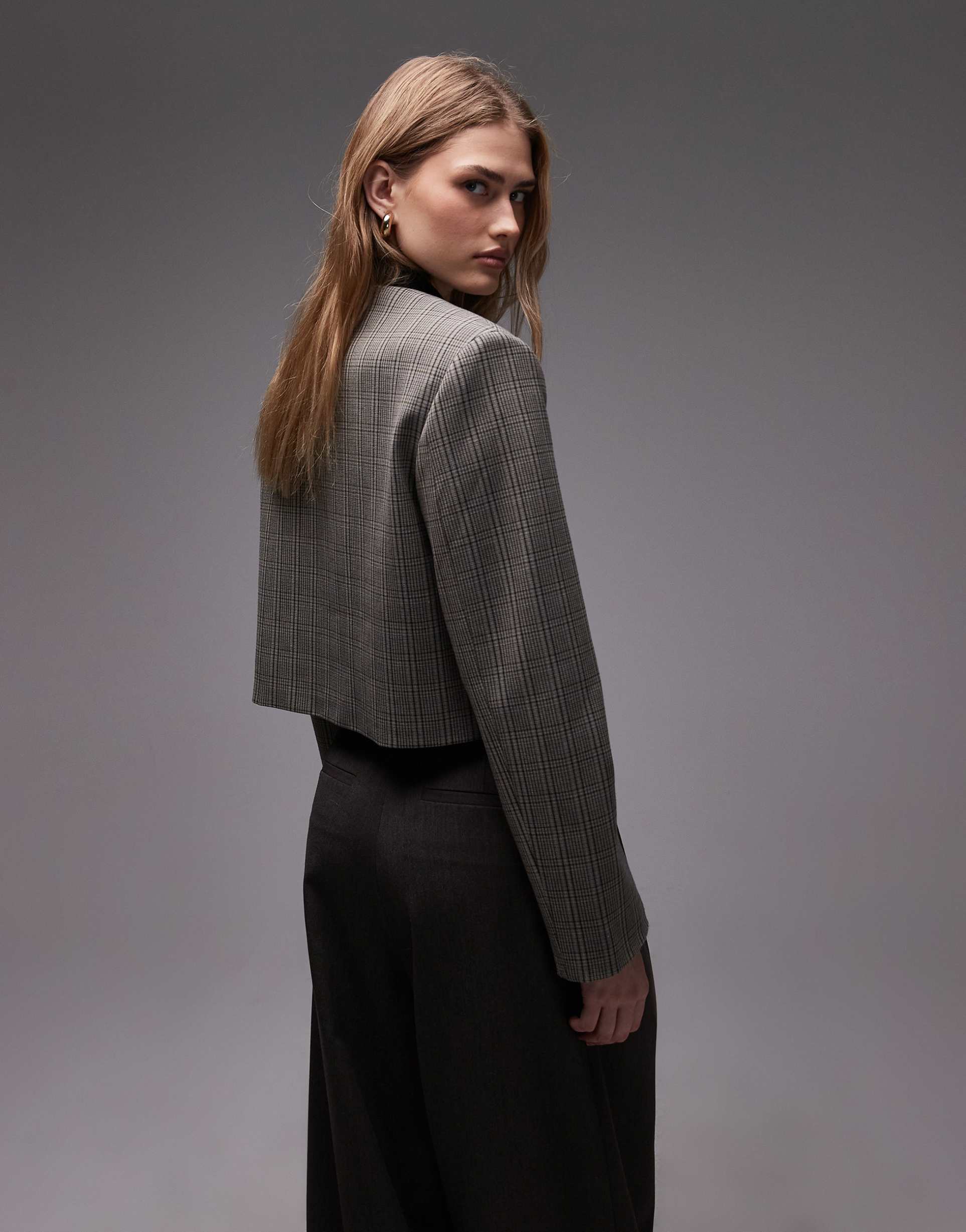 ASOS DESIGN - Blazer a portafoglio corto a collo alto blu e grigio a quadri