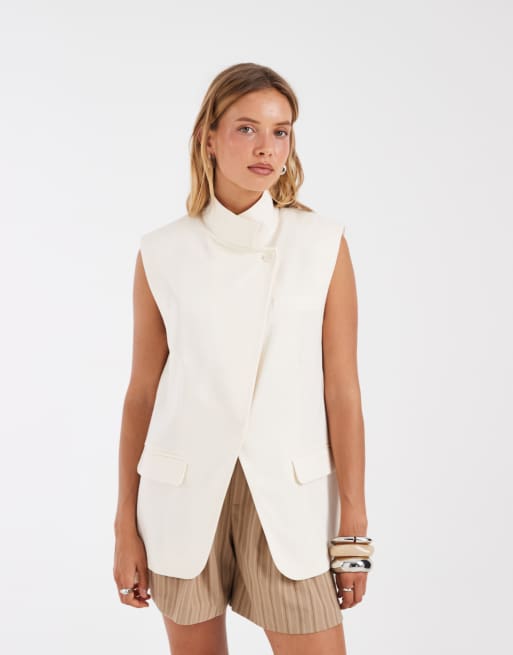 ASOS DESIGN - Blazer a portafoglio senza maniche color avorio