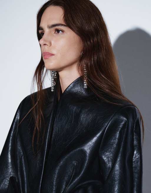 ASOS DESIGN blazer ajusté à col montant, ceinturé, à manches cocon, noir effet craquelé, 2 de 4