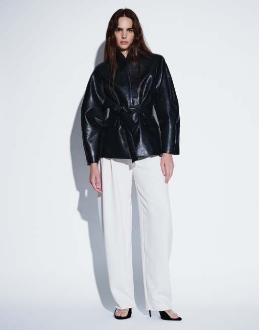ASOS DESIGN blazer ajusté à col montant, ceinture et manches cocon, noir effet craquelé, 3 de 4