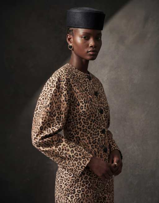 ASOS DESIGN - Blazer corto stretto in vita con stampa leopardata in coordinato