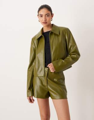 ASOS DESIGN - Blazer court d'ensemble habillé en similicuir à fermeture éclair - Olive-Vert